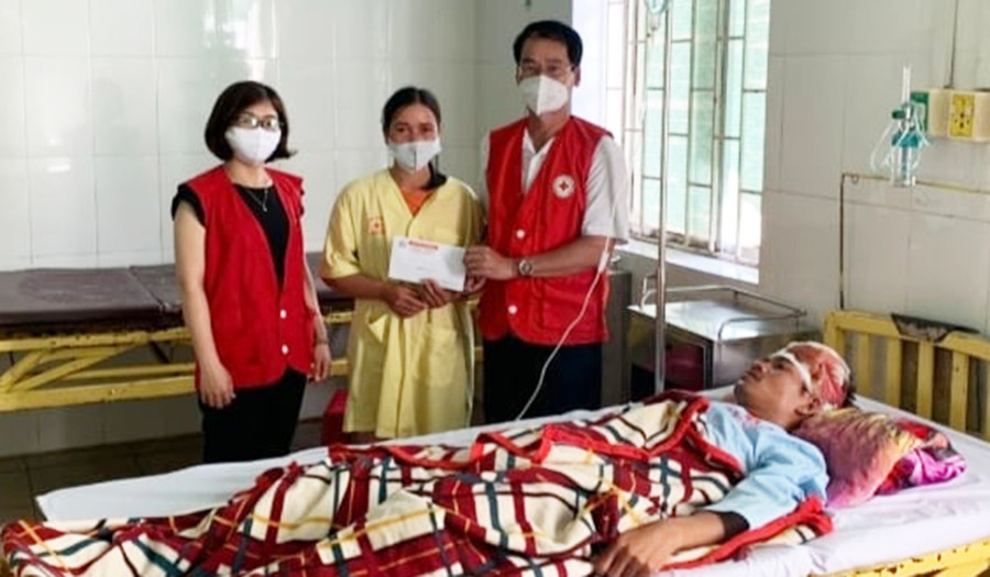 Các cán bộ Hội Chữ thập đỏ tỉnh đến thăm hỏi, hỗ trợ ông Gun, người Bah Nar ở thị trấn Kon Dơng, huyện Mang Yang. Ảnh: Hoàng Cư