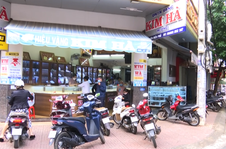 Người dân TP.Buôn Ma Thuột đổ đi mua vàng trong ngày vía Thần Tài. Ảnh: B.T