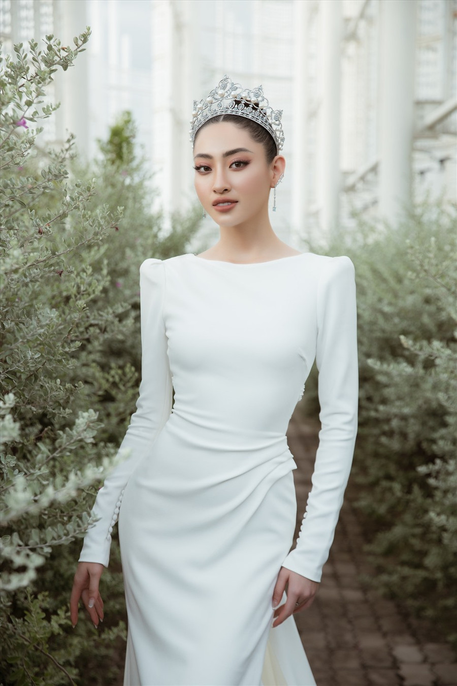 Mẫu váy được Lương Thùy Linh diện đến từ nhà mốt Tây Ban Nha và có giá bán lên tới cả trăm triệu đồng. Cô cũng không quên tạo điểm nhấn cho chiếc váy bằng chiếc vương miện trị giá 3 tỉ đồng. Ảnh: Sen Vàng.