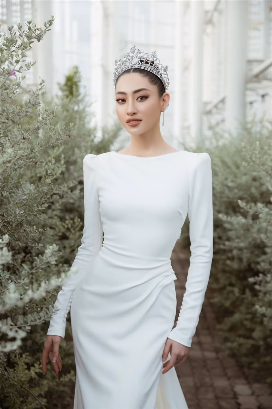 Mẫu váy được Lương Thùy Linh diện đến từ nhà mốt Tây Ban Nha và có giá bán lên tới cả trăm triệu đồng. Cô cũng không quên tạo điểm nhấn cho chiếc váy bằng chiếc vương miện trị giá 3 tỉ đồng. Ảnh: Sen Vàng.