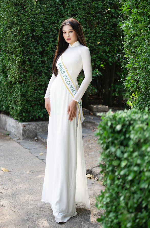 Tuy nhiên, sau thời gian dài nỗ lực rèn luyện và thay đổi bản thân, Á hậu 3 Miss Eco Vietnam 2022 đã dần tự tin và chấp nhận những khuyết điểm. Cô bắt đầu cởi mở trong việc kết giao bạn bè và không ngừng nỗ lực trau dồi hình ảnh cũng như trí tuệ. Ảnh: Huy Trần