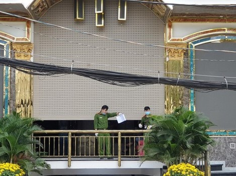 Hiện trường vụ hỗn chiến bị cảnh sát phong tỏa để điều tra. 