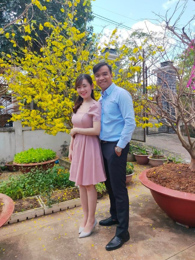 Chụp hình với cây mai đầu năm, anh Trường mong muốn có một năm mới luôn gặp nhiều may mắn và thành công. Ảnh: NVCC