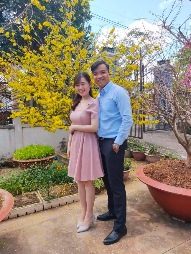 Chụp hình với cây mai đầu năm, anh Trường mong muốn có một năm mới luôn gặp nhiều may mắn và thành công. Ảnh: NVCC