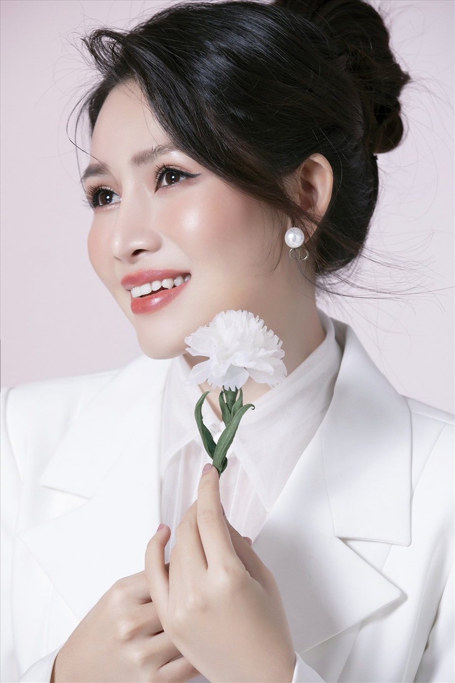 Đặc biệt, vai diễn trong "Mẹ ghẻ" giúp cô đạt giải Mai Vàng. Đặc biệt, vai diễn trong