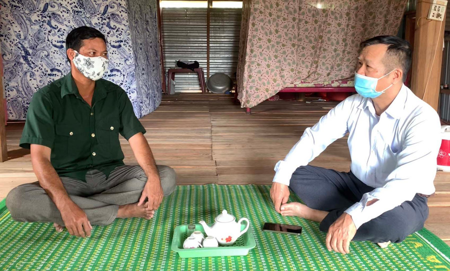 Phó Chủ tịch Hội CCB huyện Krông Pa Hoàng Quốc Việt (bìa phải) thăm hỏi gia đình CCB Rah Lan Loer (buôn Chư Bang, xã Chư Gu). Ảnh: Quang Ngọc