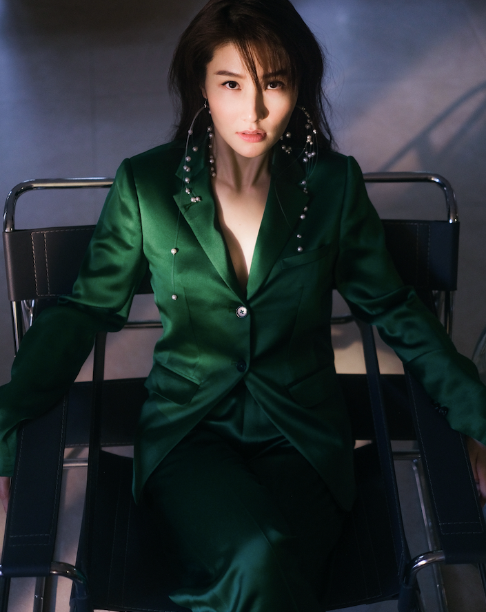 Diễm My 9X tái xuất đầy gợi cảm trong bộ ảnh đầu năm mới. Tác phẩm được thực hiện bởi Alex Fox, giám đốc sáng tạo tạp chí L'Officiel. Buổi chụp diễn ra ngẫu nhiên, ghi lại khoảnh khắc ngọt ngào của nữ diễn viên. Ảnh: Alex Fox