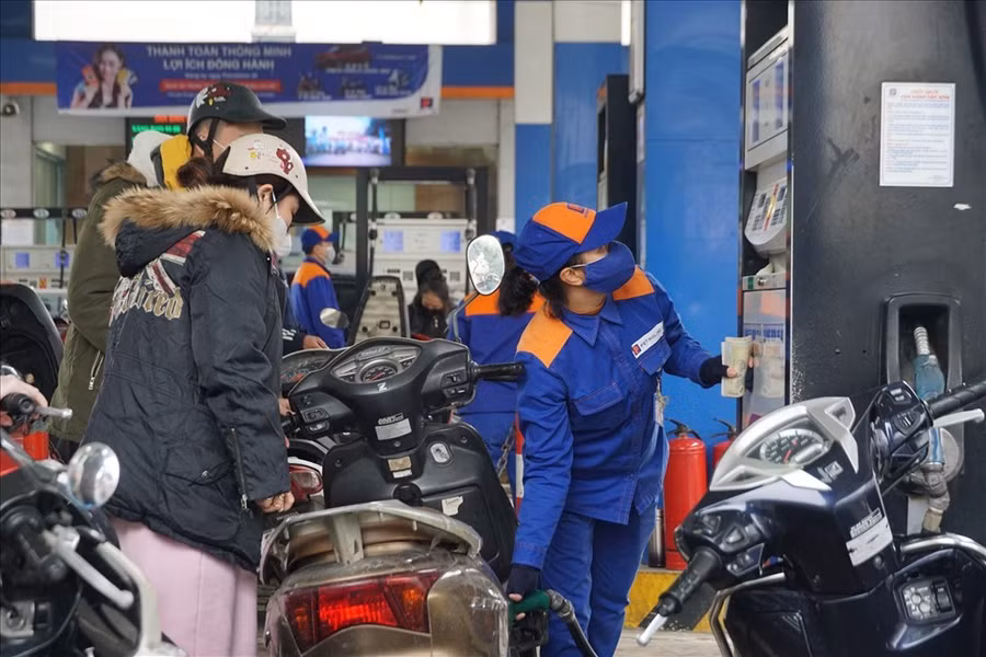 Giá xăng dầu tăng mạnh sau nhiều kỳ điều chỉnh. Ảnh: Tùng Giang