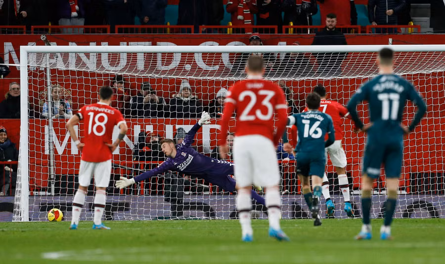 Ronaldo thực hiện quả penalty không thành công. Ảnh: REUTERS