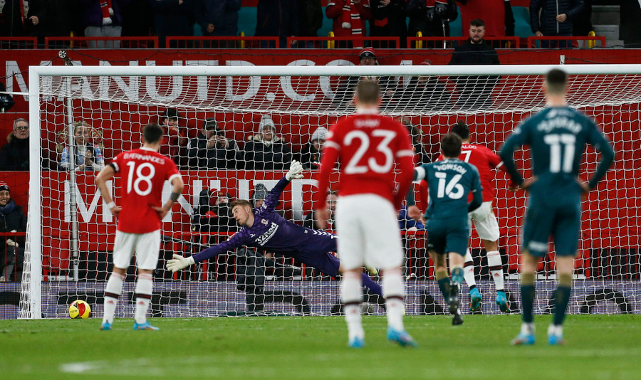 Ronaldo thực hiện quả penalty không thành công. Ảnh: REUTERS Ronaldo thực hiện quả penalty không thành công. Ảnh: REUTERS