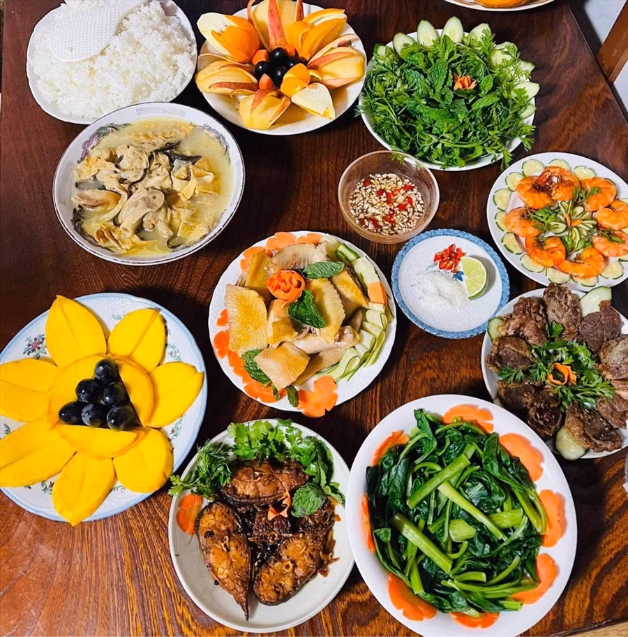 Chị Yến cùng bạn bè tự chuẩn bị đồ ăn vào dịp Tết. Ảnh: Ngọc Yến