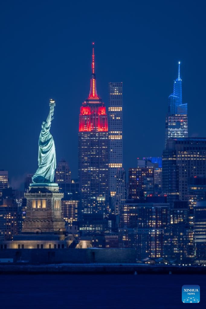  Tòa Empire State ở New York, Mỹ đỏ rực rỡ dịp Tết Nguyên đán. Ảnh: Tân Hoa Xã