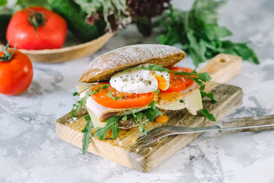 Trứng là nguồn protein quen thuộc và dễ tìm. Ảnh: Shutterstock