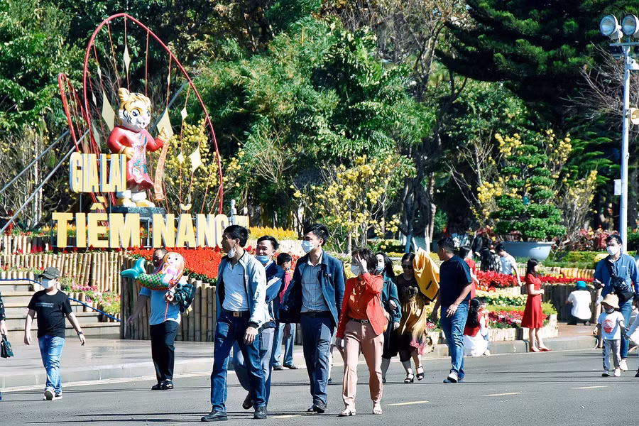  Du khách du xuân tại Quảng trường Đại Đoàn Kết. Ảnh: Đức Thụy