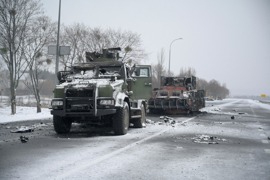 Phương tiện quân sự bị phá hủy tại Kharkiv hôm 25.2. Ảnh: Reuters