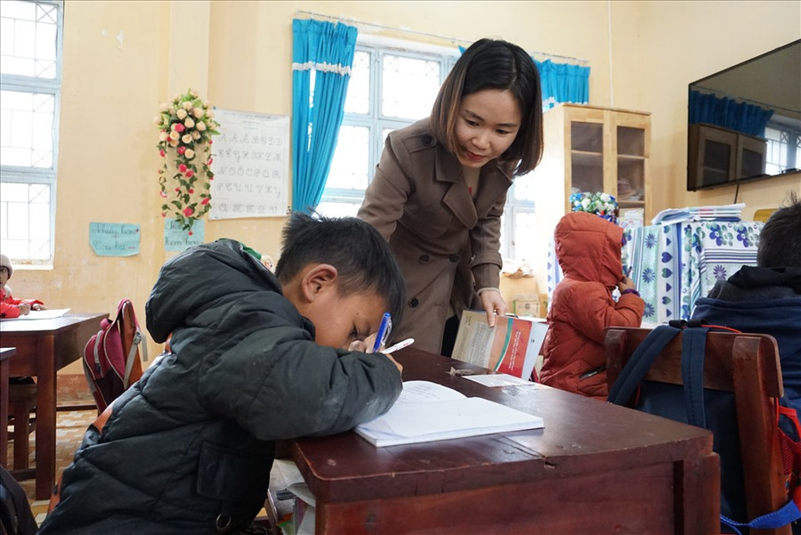 Xa nhà, khó khăn, bị ngắt chế độ, nhiều giáo viên ở Kon Plông chấp nhận viết đơn xin nghỉ dạy. Ảnh T.T