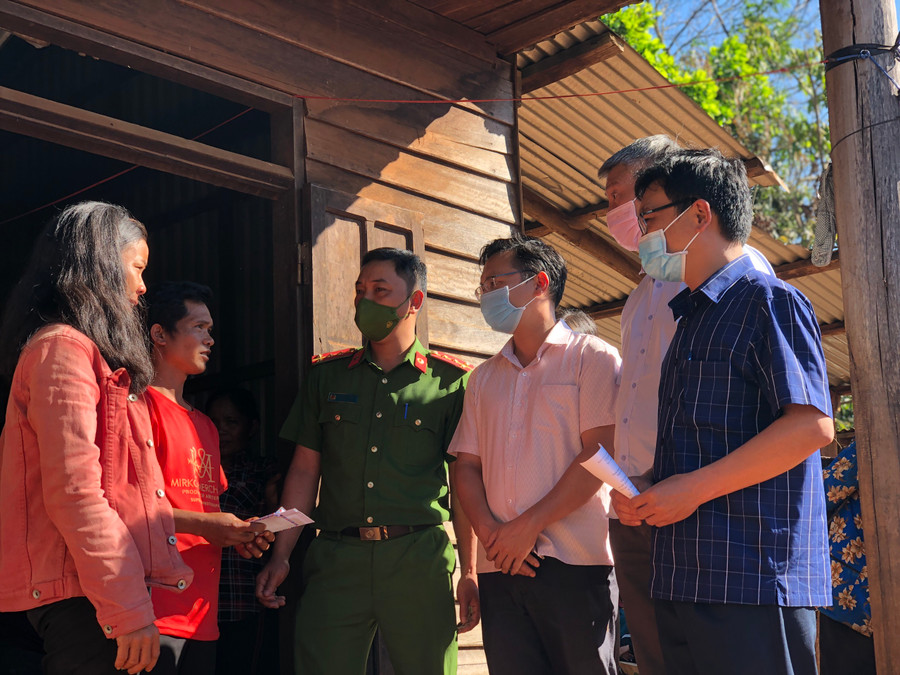 Đại diện Ban ATGT tỉnh thăm gia đình các nạn nhân trong vụ tai nạn khiến 3 người tử vong tại huyện Chư Prông. Ảnh: Lê Hòa