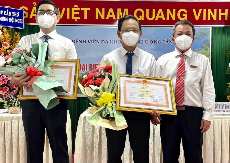 Bác sĩ Nguyễn Hoàng Du (bên trái) nhận bằng khen của Thủ tướng Chính phủ vì có thành tích xuất sắc trong công tác chống dịch Covid-19 năm 2021. Ảnh: Đình Tuyển