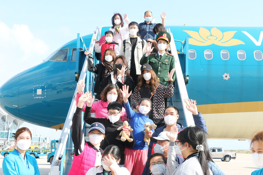  Những vị khách đầu tiên đến Khánh Hòa ngày Mùng 1 Tết Nguyên đán Nhâm Dần. Ảnh: XH