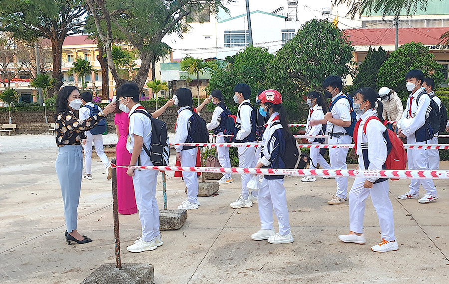 Trường THCS Nguyễn Du (phường Ia Kring) phân luồng và đo thân nhiệt cho học sinh tại cổng trường. Ảnh: Mộc Trà Trường THCS Nguyễn Du (phường Ia Kring) phân luồng và đo thân nhiệt cho học sinh tại cổng trường. Ảnh: Mộc Trà