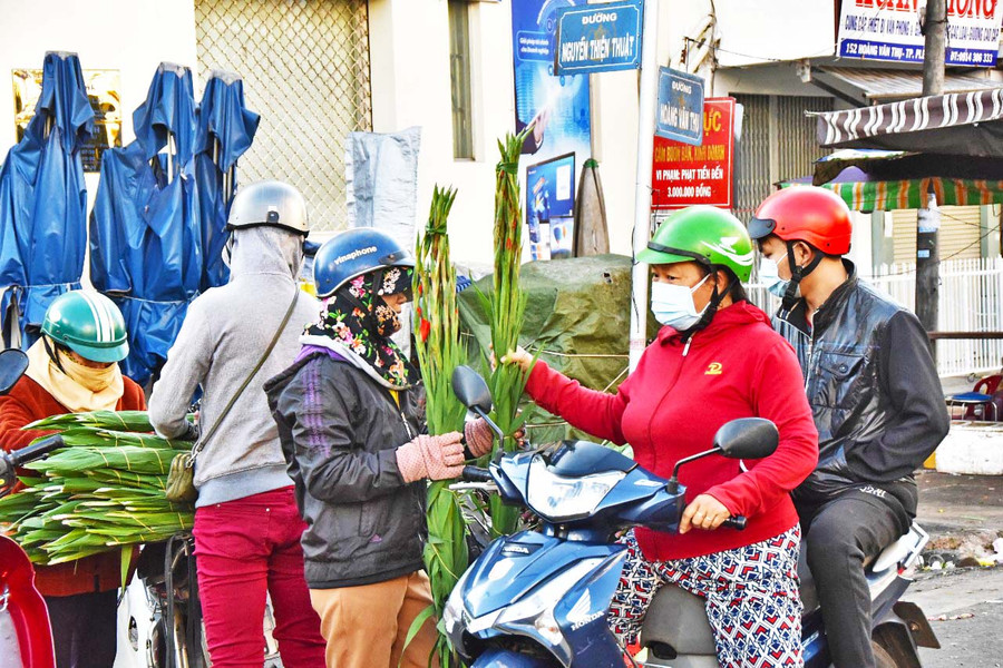 Hoa lay ơn được người dân ưu tiên chọn mua trong buổi chợ đầu năm để dâng hương bàn thờ gia tiên. Ảnh: Đức Thụy Hoa lay ơn cũng được người dân ưu tiên chọn mua để dâng hương bàn thờ gia tiên. Ảnh: Đức Thụy