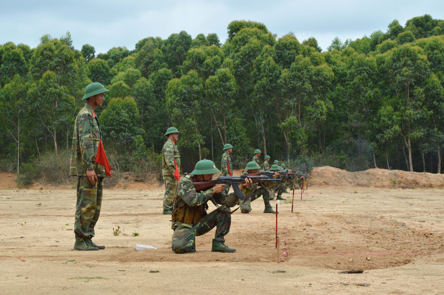 Cán bộ, chiến sĩ Trung đoàn 48 tham gia huấn luyện. Ảnh: V.H