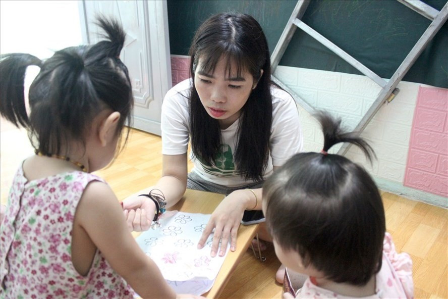 Chị Nguyễn Thị Hằng- một giáo viên mầm non tư thục tại Đông Anh (Hà Nội) nhận trông trẻ tại nhà. Ảnh: Anh Thư