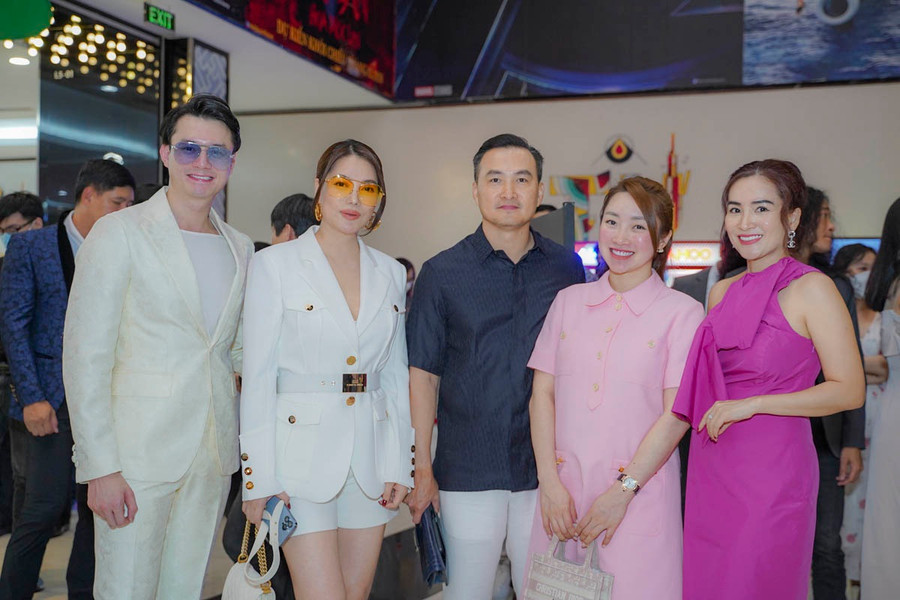 Chi Bảo đưa vợ đến hội ngộ, chung vui cùng các nghệ sĩ và ê-kíp Người tình. Gia đình nam diễn viên vừa chào đón thiên thần nhỏ Gia Khang một tháng trước. Ảnh: ĐPCC