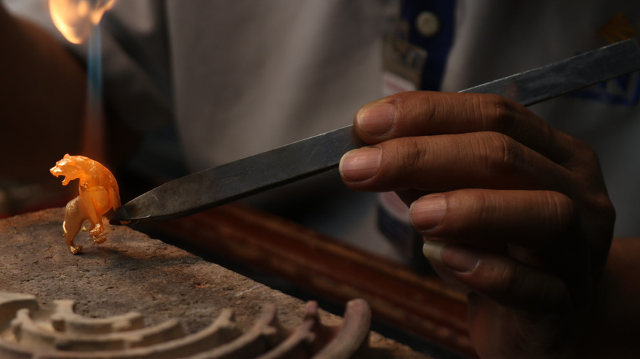 Cận cảnh quá trình làm hổ vàng chuẩn bị cho dịp vía thần tài. Ảnh: Phước Thừa