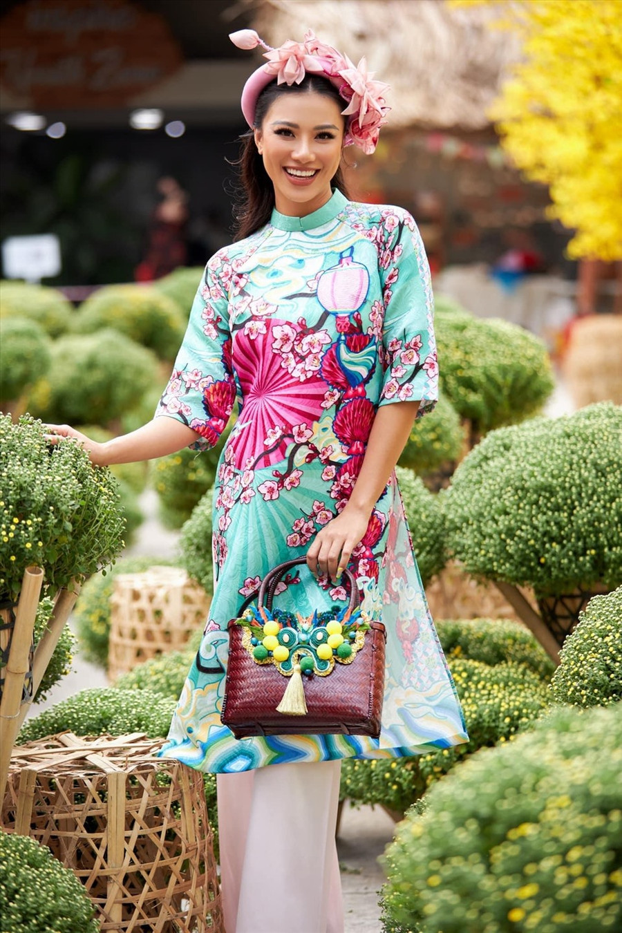 Á hậu Kim Duyên tươi trẻ với bộ áo dài sắc màu và hoạ tiết. Ảnh: FBNV Á hậu Kim Duyên tươi trẻ với bộ áo dài sắc màu và hoạ tiết. Ảnh: FBNV