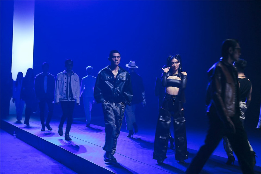 Những hình ảnh đầu tiên trong MV đầu tay của người đẹp cũng chính thức được hé lộ. Ảnh: Sen Vàng.