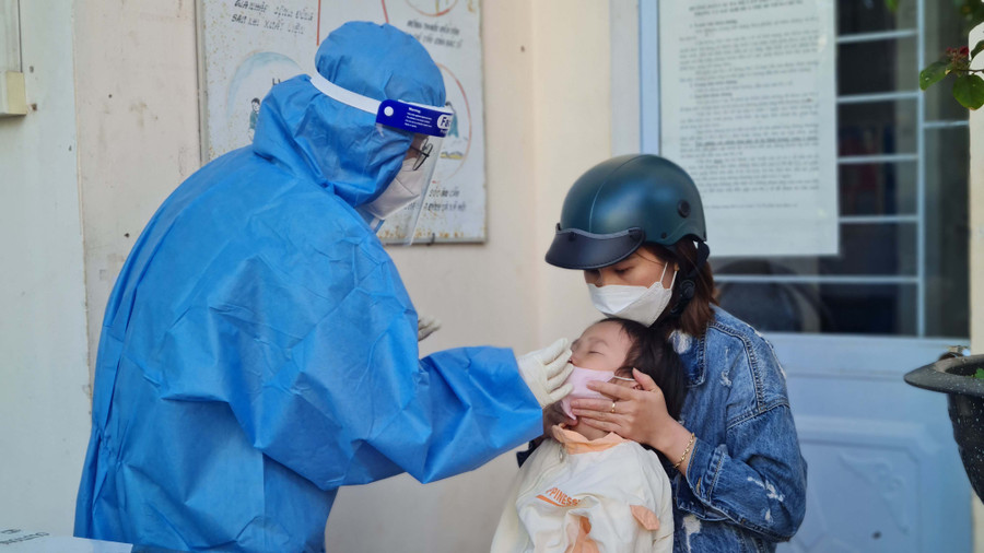 Lấy mẫu test nhanh trường hợp liên quan tới dịch Covid-19 tại trạm y tế phường Thống Nhất (TP. Pleiku). Ảnh: Bá Bính