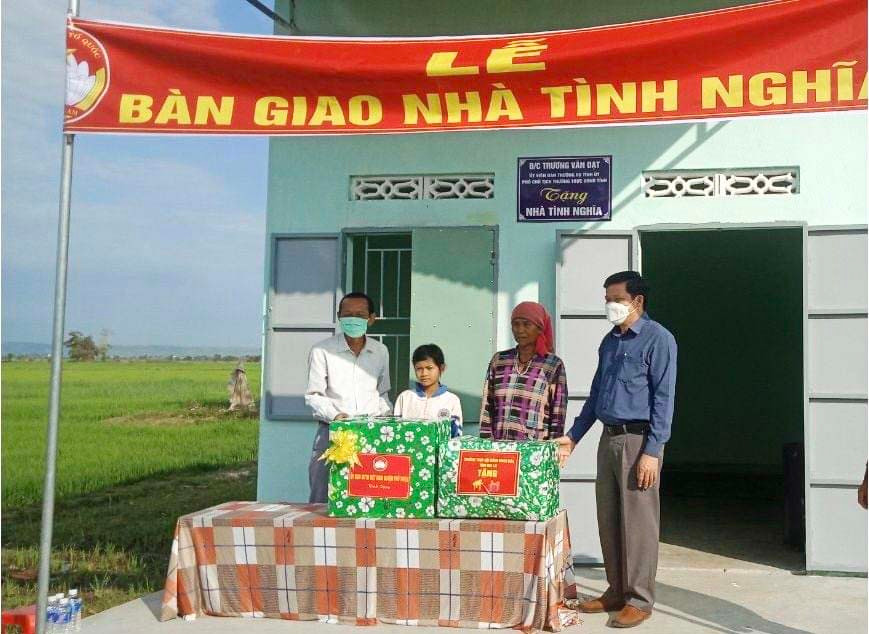 Ông Trương Văn Đạt-Ủy viên Ban Thường vụ Tỉnh ủy, Phó Chủ tịch Thường trực HĐND tỉnh(bìa phải) tặng Nhà tình nghĩa cho đại diện gia đình ông Ksor Bơn. Ảnh: Vũ Chi