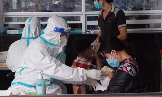 Bác sĩ Bệnh viện Nhi đồng 2 (TPHCM) khám sàng lọc COVID-19 cho trẻ em. Ảnh: Nguyễn Ly