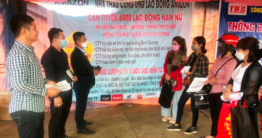 Công ty cổ phần Đầu tư và phát triển trí tuệ Labor Supply- AMaRon tư vấn, phỏng vấn người lao động tại hội chợ việc làm. Ảnh: Đinh Yến