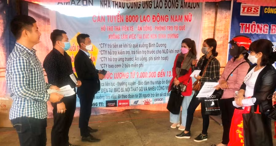 Công ty cổ phần Đầu tư và phát triển trí tuệ Labor Supply- AMaRon tư vấn, phỏng vấn người lao động tại hội chợ việc làm. Ảnh: Đinh Yến