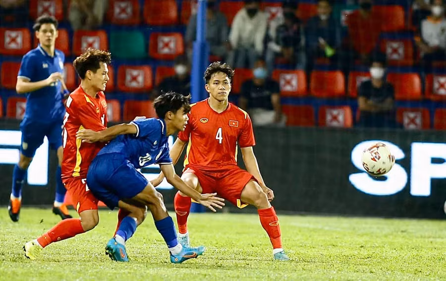 Bảo Toàn (4) sẽ cùng các đồng đội quyết thắng U.23 Thái Lan trong trận chung kết. Ảnh: Vương Anh