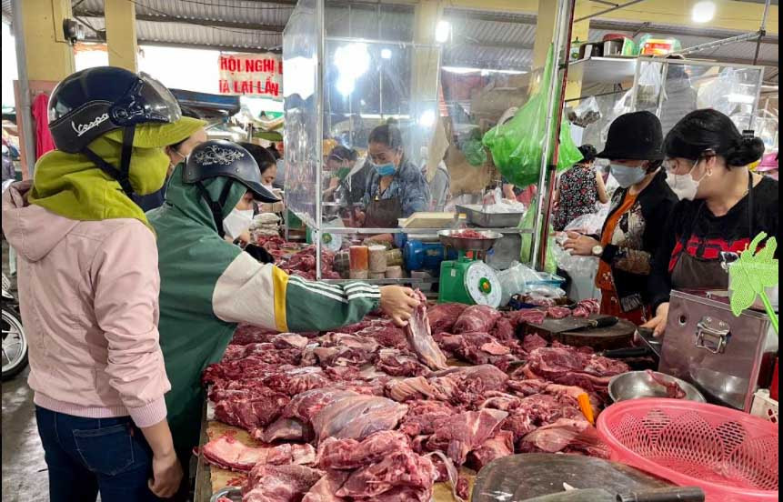 Sức mua các mặt hàng thịt gia súc, gia cầm tăng rất mạnh trong ngày 29 Tết. Ảnh: Vũ Thảo