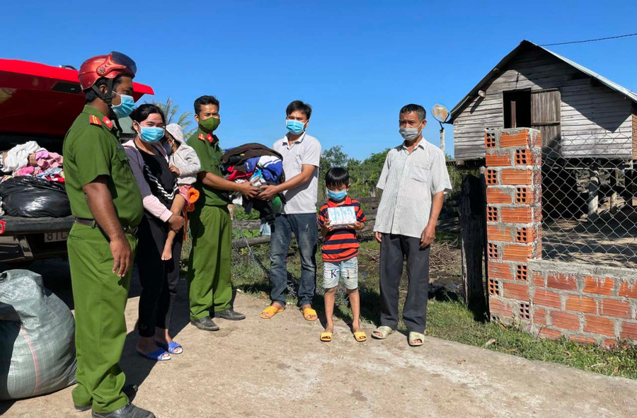 Công an thị xã Ayun Pa tuyên truyền pháp luật và tặng quà cho gia đình có hoàn cảnh khó khăn dịp Tết Nhâm Dần 2022. Ảnh: Nguyễn Hữu