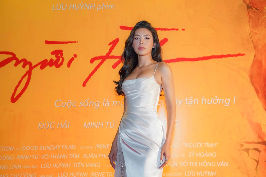 Minh Tú xuất hiện lộng lẫy trên thảm đỏ Người tình sau khi hồi phục Covid-19. Nữ siêu mẫu diện váy trắng gợi cảm. Là nữ chính trong phim, siêu mẫu Minh Tú gây chú ý khi xuất hiện tại sự kiện. Minh Tú cũng rất vui mừng khi dự án đầu tư của cô sau 5 năm cũng được ra mắt. Ảnh: ĐPCC
