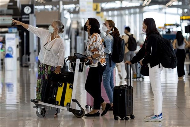 Hành khách tại sân bay Suvarnabhumi ở Bangkok, Thái Lan, ngày 1/2/2022. Ảnh: AFP/TTXVN