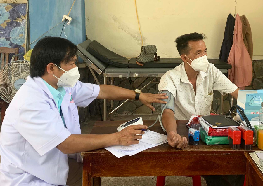 Bác sĩ Đỗ Quốc Vương-Trưởng khoa Khám bệnh liên chuyên khoa (Trung tâm Y tế huyện Ia Pa) khám bệnh cho người dân tại Phòng khám-chữa bệnh ngoại trú. Ảnh: Nguyên Hương