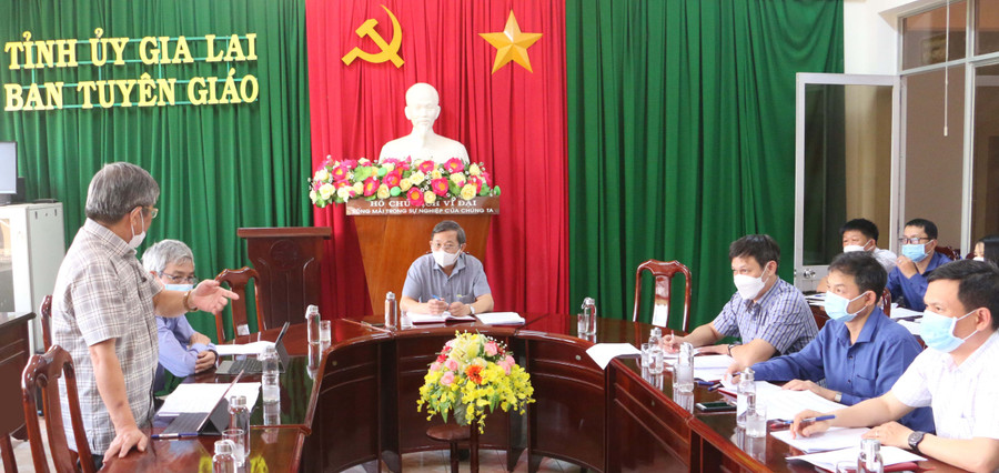 Quang cảnh buổi họp. Ảnh: Quang Tấn