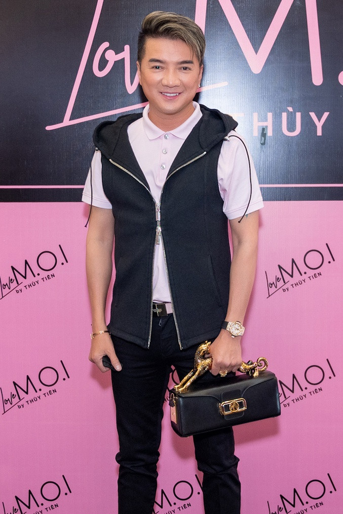 Ngoài Thùy Tiên, chương trình còn có sự hiện diện của các sao Việt khác như Đàm Vĩnh Hưng, người mẫu Lê Thúy, Ngọc Thanh Tâm... Mặc dù lịch trình bận rộn nhưng Mr. Đàm vẫn tranh thủ sắp xếp thời gian để đến chúc mừng Hồ Ngọc Hà. Ảnh: BTC