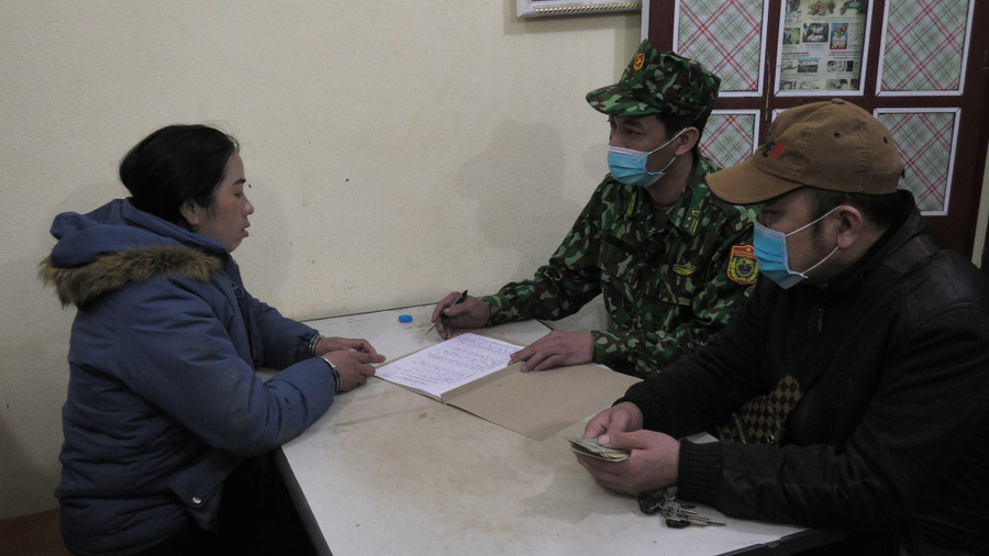 Lực lượng phá án lấy lời khai của nghi phạm Giàng Thị Sông. TRUNG DŨNG