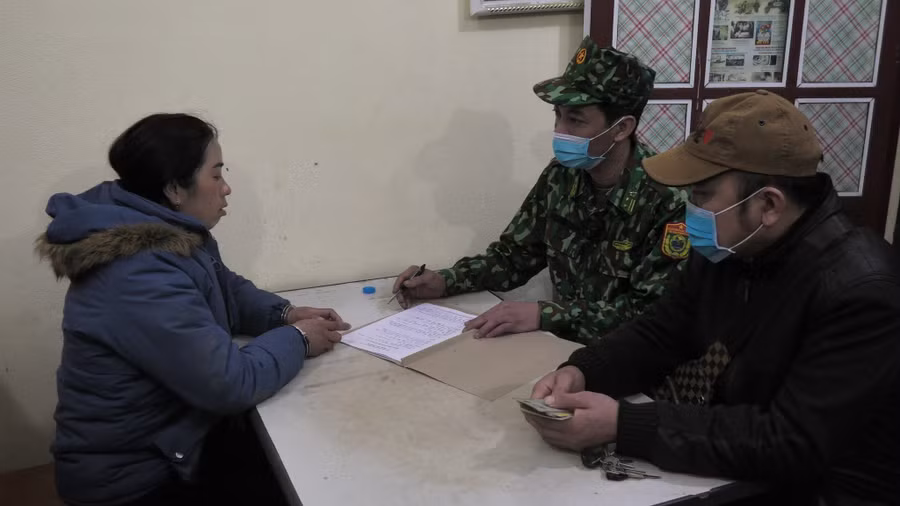 Lực lượng phá án lấy lời khai của nghi phạm Giàng Thị Sông. TRUNG DŨNG