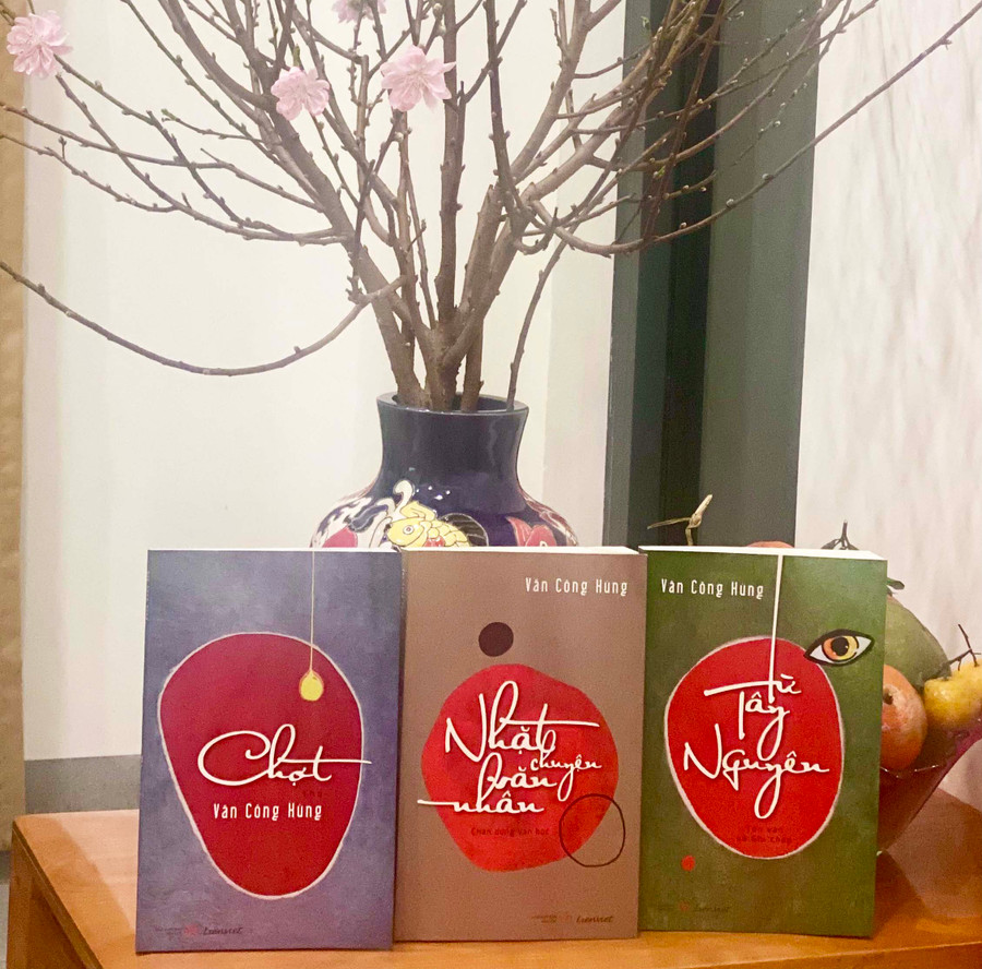Bộ sách của nhà thơ Văn Công Hùng. Ảnh: Đào An Duyên
