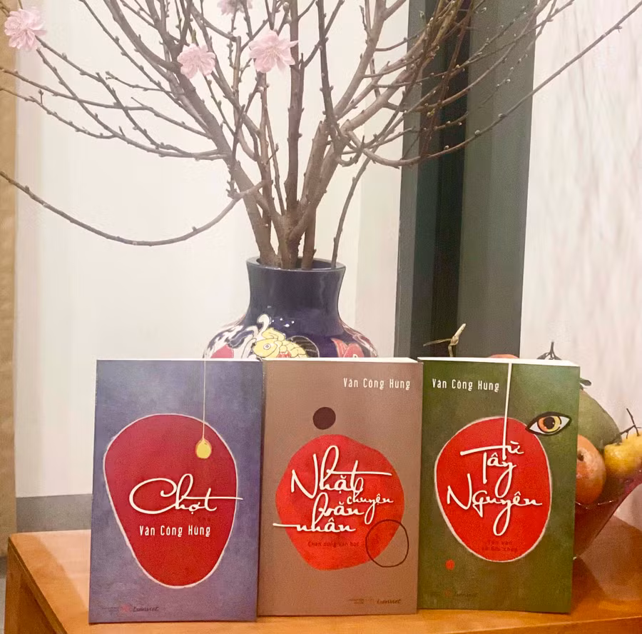 Bộ sách của nhà thơ Văn Công Hùng. Ảnh: Đào An Duyên