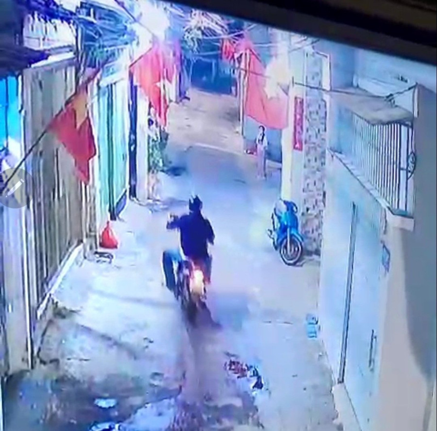 Người đàn ông chạy xe máy, cầm dao đi... 