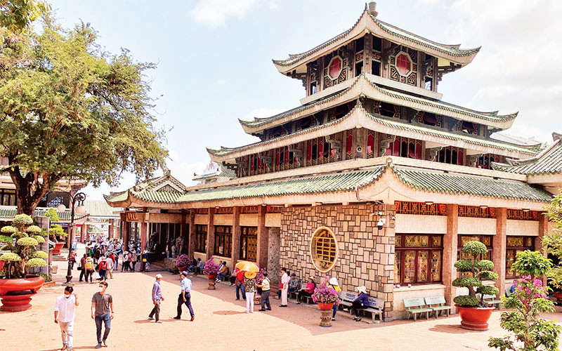 Miếu Bà Chúa Xứ núi Sam tại thành phố Châu Ðốc, tỉnh An Giang là điểm đến thu hút du khách. Miếu Bà Chúa Xứ núi Sam tại thành phố Châu Ðốc, tỉnh An Giang là điểm đến thu hút du khách.